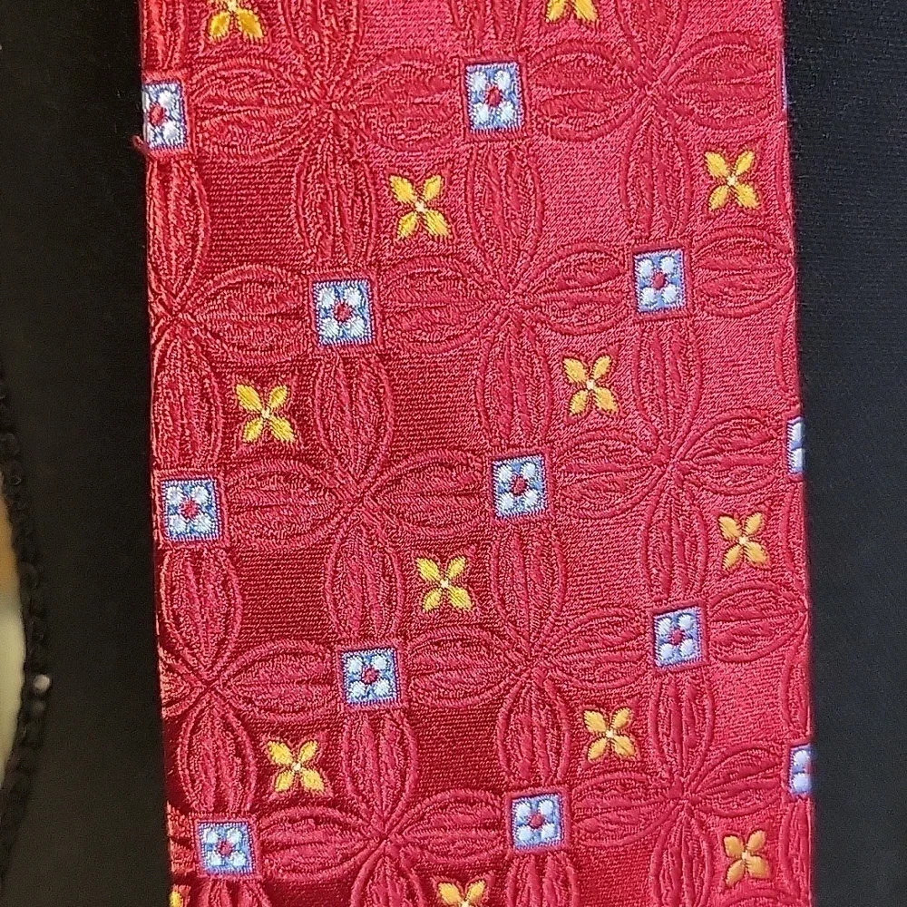 Jos. A. Bank signature collection red, yellow, blue men's tie 100% silk - Picture 2 of 4